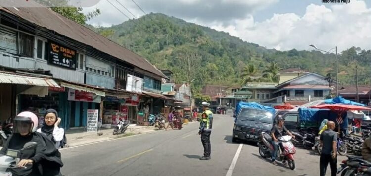 Pasca Pasar Silungkang Membara, Polsek Muaro Kalaban Pastikan Arus Lalin Aman 1 ATUR LALU LINTAS— Anggota Polsek Muaro Kalaban sedang mengatur arus lalu lintas pasca terjadinya kebakaran hebat yang menghanguskan Pasar Silungkang, beberapa
waktu lalu.