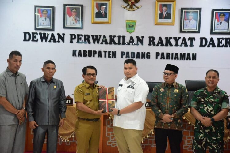 SERAHKAN NOTA RAPBD— Bupati Padangpariaman John Kenedy Azis serahkan Nota Penjelasan RAPBD tahun anggaran 2025 kepada pimpinan DPRD.