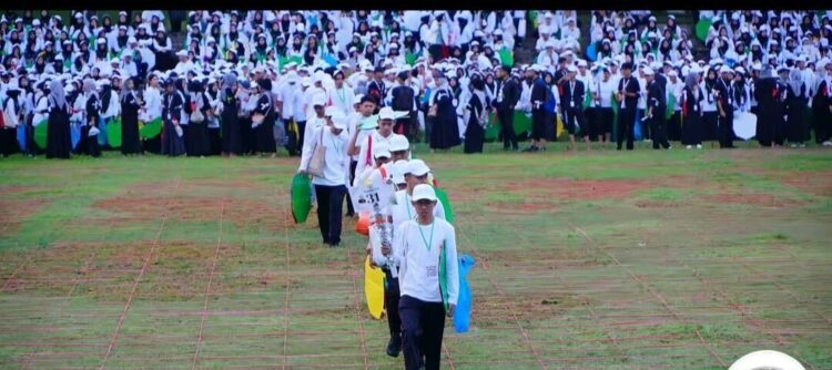 Pembukaan BAKTI Batch 2, Unand Sambut Ribuan Mahasiswa Baru di Kampus Limau Manis 1 BAKTI UNAND— Ribuan mahasiswa Unand tahun 2025 berkumpul di lapangan Kampus Limau Manis untuk mengikuti Pembukaan Bimbingan Aktivitas Kemahasiswaan dalam Tradisi Ilmiah (BAKTI).
