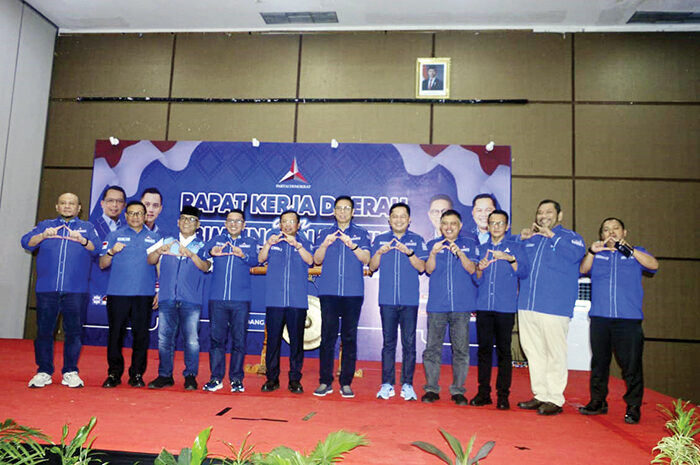 Demokrat Sumbar Gelar Rakerda, Mantapkan Strategi Menuju Pemilu 2029 1 RAKERDA— Partai Demokrat Sumbar menggelar Rakerda sekaligus Bimtek bagi anggota DPRD Provinsi dan Kabupaten/Kota, pengurus DPD serta DPC se-Sumbar, Jumat hingga Minggu (22–24/8) di Hotel Truntum Padang dan dibuka oleh Sekjen DPP Partai Demokrat, DR. Ir. H.E. Herman Khaeron, M.Si.