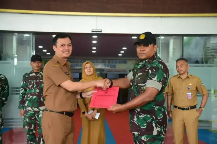 Buka Kegiatan Pemusatan Diklat Paskibraka, Wabup: Berikan Kontribusi Positif Bagi Lingkungan Sekitar 1 PEMUSATAN PENDIDIKAN—Wabup Padangpariaman, Rahmat Hidayat, membuka kegiatan pemusatan pendidikan dan pelatihan (Diklat) pasukan pengibar bendera pusaka (Paskibraka) tingkat Kabupaten Padangpariaman.