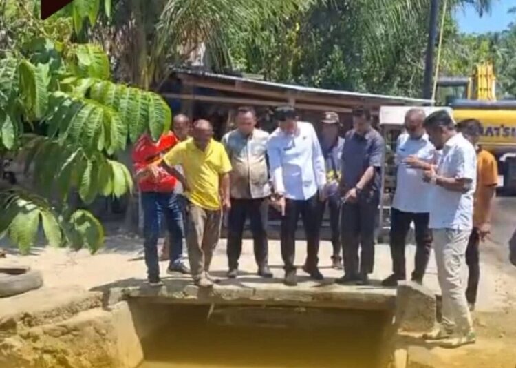 PELAKSANAAN GORO—Wakil Bupati Padangpariaman, Rahmat Hidayat, bersama Ketua DPRD Aprinaldi, Camat V Koto Kampung Dalam, Walinagari, dan masyarakat setempat, turun langsung meninjau jalannya kegiatan.