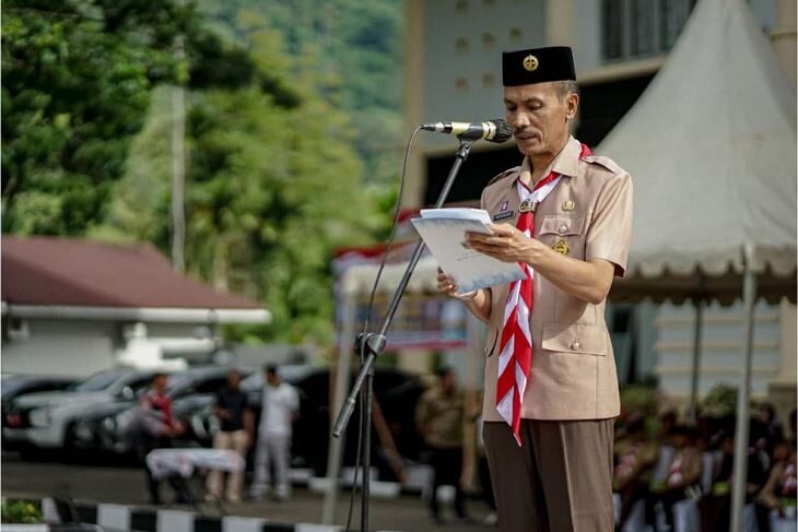 Pesan di Hari Pramuka, Pegang Teguh Ideologi Pancasila, UUD, NKRI, dan Semangat Kebhinekaan 1 PERINGATAN HARI PRAMUKA— Wabup Solok Selatan Yulian Efi memberikan sambutan pada peringatan Hari Pramuka, Kamis (14/8).