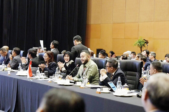 Wako Fadly Amran Jadi Pembicara di ASEAN Governors and Mayors Forum, Bagikan Strategi Inovatif Padang dalam Kelola Sampah 1 PEMBICARA— Wako Padang Fadly Amran, menjadi salah satu pembicara di ASEAN Governors and Mayors Forum, di Kuala Lumpur Convention Centre, Rabu (13/8). Pada Forum yang mempertemukan gubernur dan wali kota negara-negara ASEAN ini, Fadly Amran mengangkat isu lingkungan, khususnya strategi pengelolaan sampah di Kota Padang.
