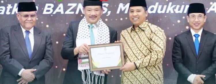Hendri Arnis Dinobatkan sebagai Kepala Daerah Pendukung Gerakan Zakat Indonesia 1 PENGHARGAAN— Ketua Baznas RI, Prof. Dr. KH. Noor Achmad, MA menyerahkan penghargaan kepada Wako Hendri Arnis sebagai bentuk apresiasi atas dukungan penuh Pemerintah Kota Padang Panjang.