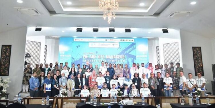 SIMPOSIUM INTERNASIONAL—Wali Kota Sawahlunto Riyanda Putra foto bersama saat menghadiri Simposium Internasional ”We Are Site Managers”.