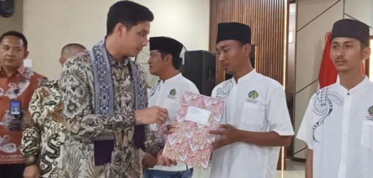 SERAHKAN REMISI—Wako Sawahlunto Riyanda Putra serahkan remisi di Rumah Tahanan Negara dan Lapas Narkotika Sawahlunto, usai Upacara Pengibaran bendera merah putih di Lapangan Ombilin, Minggu (17/8).