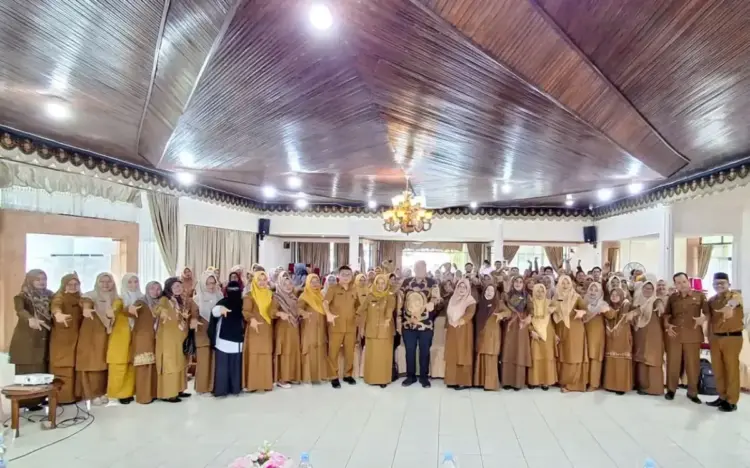 Guru Faktor Penentu Keberhasilan Proses Pembelajaran yang Berkualitas 1 BERSAMA GURU— Wali Kota Pariaman Yota Balad bersama para guru foto bersama usai kegiatan sosialisasi program prioritas Kemendikdasmen.