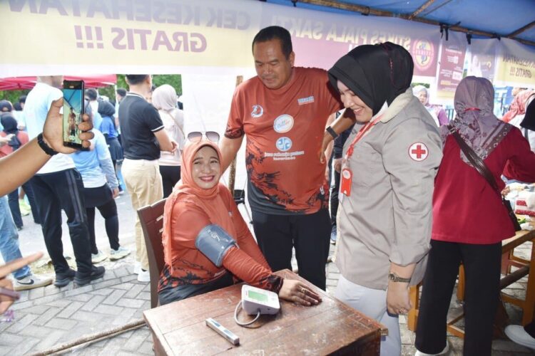 CEK KESEHATAN GRATIS— Wali Kota Pariaman Yota Balad tinjau langsung cek kesehatan gratis saat kegiatan Pariaman Run STIKES 2025.