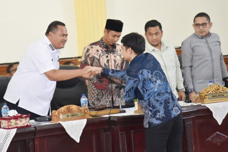 Wako Pariaman Sampaikan Jawaban Pandangan Umum Fraksi DPRD 1 JAWABAN PANDANGAN FRAKSI—Wako Pariaman Yota Balad menghadiri paripurna dengan agenda penyampaian jawaban atas pandangan umum fraksi DPRD.