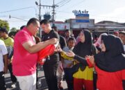 Menyambut Kemerdekaan RI, Wako Bagikan Bendera Merah Putih