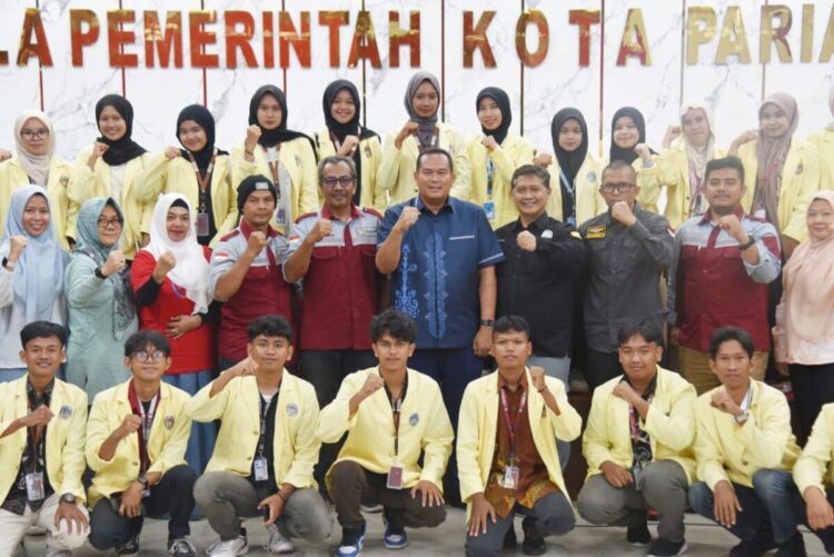 Program KKN Tematik, Relevan dan Dibutuhkan Kota Pariaman 1 MAHASISWA KKN TEMATIK— Wali Kota Pariaman Yota Balad foto bersama dengan mahasiswa KKN Tematik dari UNP.