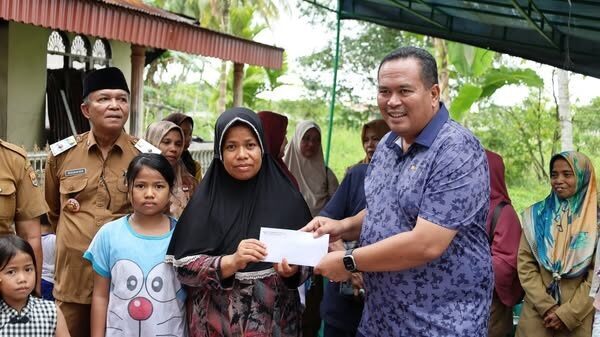 Korban Kebakaran di 4 Desa Dapat Bantuan 1 BANTUAN KORBAN KEBAKARAN— Wali Kota Pariaman Yota Balad menyerahkan bantuan pada korban kebakaran.