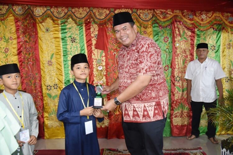 Sambut HUT ke-80 RI, Pemuda Koto Kaciak Gelar MTQ 1 SERAHKAN PIALA— Wali Kota Pariaman Yota Balad sertahkan piala kepada pemenang Musabaqah Tilawatil Qur’an (MTQ) tingkat Madrasah Diniyah Takmiliyah Awaliyah (MDTA) se Kota Pariaman tahun 2025, di Musholla Muhajirin Koto Kaciak.