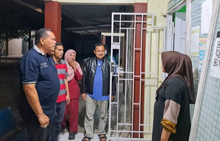 TINJAU PELAYANAN RSUD— Wali Kota Pariaman Yota Balad dialog dengan salah seorang petugas saat melakukan kunjungan ke RSUD Sadikin.
