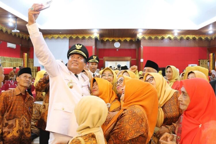 Wali Kota Pariaman Silaturahim dengan PWRI 1 SILATURAHMI— Pemko Pariaman melaksanakan silaturahmi dan ramah tamah dengan para pejuang veteran, PWRI dan Persatuan Purnawirawan Angkatan Bersenjata Republik Indonesia (PEPABRI), usai upacara bendera dalam rangka memperingati HUT ke-80 Republik Indonesia.