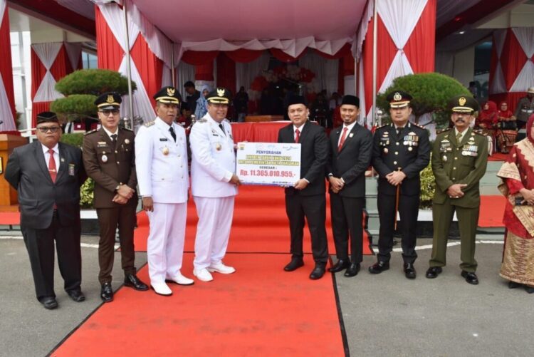 Sukses Bertugas Mengibarkan Bendera Merah Putih, Wako Jamu Makan Malam Anggota Paskibraka 1 SERAHKAN PIAGAM— Wali Kota Pariaman Yota Balad serahkan piagam pada pelatih Paskibraka yang sudah sukses menjalankan tugas dalam Upacara HUT ke-80 RI.