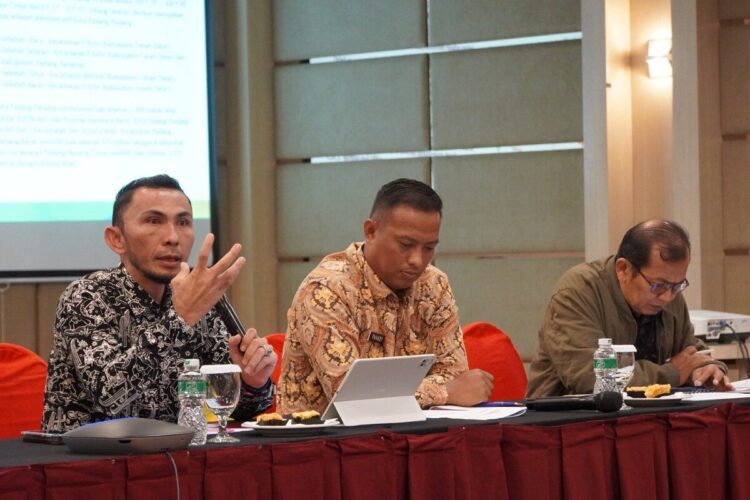 Komit Lindungi Pekerja, Padang Panjang Kembali Masuk Nominasi Paritrana Award 2025 1 SAMBUTAN—Wakil Wali Kota, Allex Saputra berikan sambutan saat hadir langsung dalam sesi wawancara penilaian di Pangeran Beach Hotel Padang, Kamis (31/7)