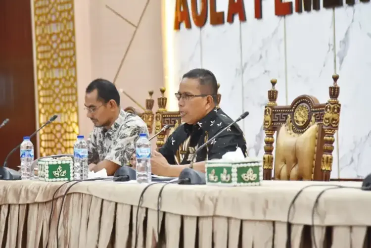 Wawako Mulyadi Dengarkan Pemaparan OPD 1 SAMBUTAN—Wakil Wali Kota Pariaman Mulyadi didampingi Kepala Bappeda Kota Pariaman Adi Junaidi, memberikan sambutan saat acara pertemuan dengan kepala OPD.