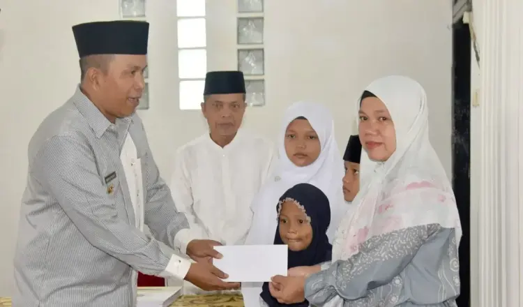 Wirid Bulanan ASN Pemko Pariaman untuk Membangun Integritas dan Moralitas 1 BANTUAN— Wawako Pariaman Mulyadi serahkan bantuan didampingi Ketua Baznas Pariaman saat kegiatan wirid bulanan ASN Pemko Pariaman.