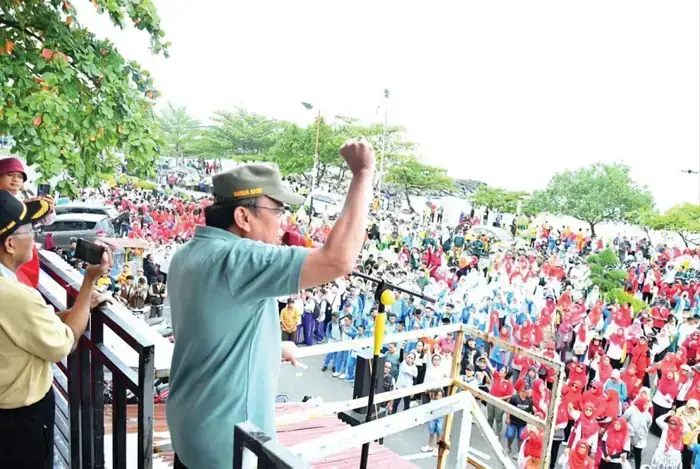Jelang HJK Padang ke-356 dan HUT RI ke-80, Ribuan Warga Lintas Agama, Pelajar, ASN Gelar Aksi Bersih di Pantai Padang 1 AKSI MASSAL BERSIH PANTAI— Wakil Wali Kota Padang, Maigus Nasir menghadiri aksi massal bersih Pantai Padang bersama warga lintas suku, agama, pelajar, hingga ASN dan komunitas, Sabtu (2/8) pagi. Kegiatan ini diawali dengan kegiatan senam bersama.