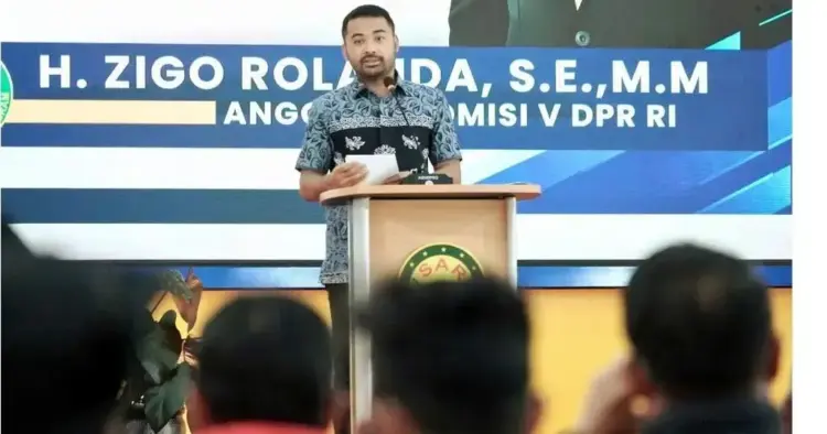 Zigo Rolanda Buka Pelatihan Relawan Tanggap Bencana Basarnas di Solsel 1 PELATIHAN RELAWAN— Anggota Komisi V DPR-RI H. Zigo Rolanda memberikan sambutan saat pembukaan
kegiatan pelatihan Relawan Tanggap Bencana Basarnas di Solsel.