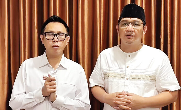 Fraksi PAN Ajukan Penghentian Gaji dan Fasilitas Eko Patrio dan Uya Kuya 1 MOHON MAAF— Eko Patrio (kiri) didampingi Pasha Ungu, menyampaikan permohonan maaf karena dinggap tidak peka dengan kondisi rakyat.