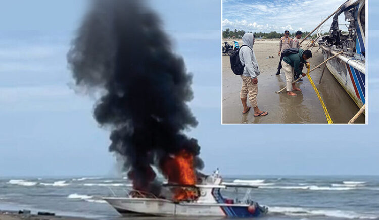 DIBAKAR MASSA— Polisi memasang police line di kapal milik Kementerian Kelautan dan Perikanan (KKP) yang dibakar massa di Pantai Muara Air Haji, Nagari Pasar Lama, Kecamatan Linggo Sari Baganti, Kabupaten Pessel.
