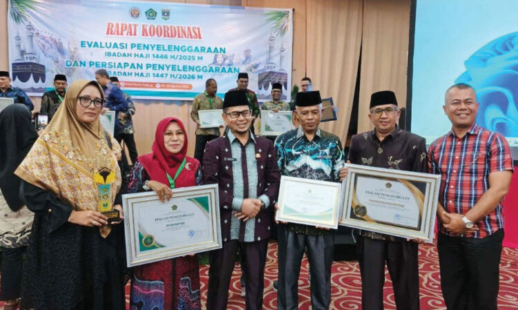 Inovasi Layanan Haji Embarkasi Padang, Bukittinggi Raih Tiga Penghargaan Nasional 1 MEMBANGGAKAN— Kota Bukittinggi kembali menorehkan prestasi membanggakan dengan menerima tiga penghargaan sekaligus, atas inovasi layanan Haji Embarkasi Padang tahun 1446 H/2025 M.