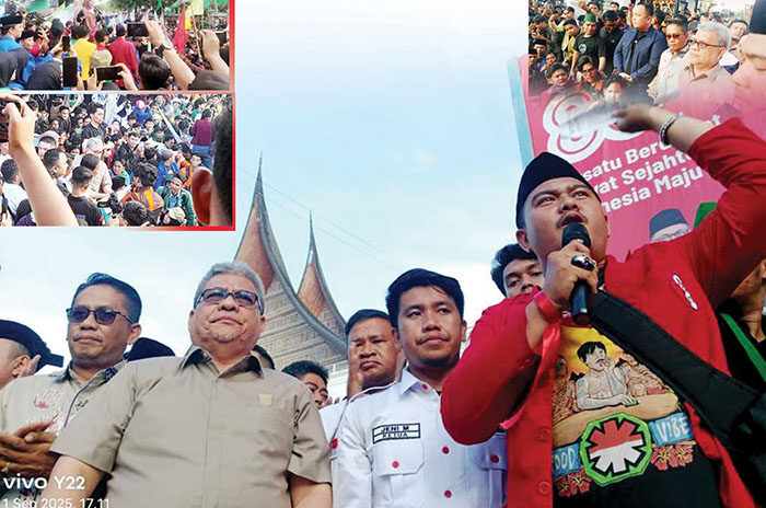 Demo di DPRD Sumbar Berlangsung Damai, Mahasiswa, Ojol, hingga Emak-emak Berorasi, Bubarkan Diri usai Tuntutan Diteken Wakil Rakyat 1 DEMO— Pimpinan DPRD Sumbar bersama Ketua Fraksi menemui massa aksi yang melakukan demo.