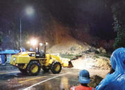 Tertimbun Longsor, Jalan Sumbar-Riau Lumpuh Total 10 Jam