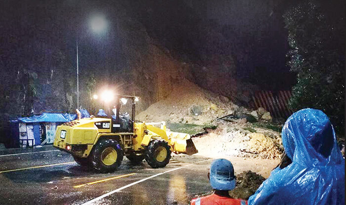 Tertimbun Longsor, Jalan Sumbar-Riau Lumpuh Total 10 Jam 1 LONGSOR— Jalan Sumbar-Riau di kawasan Fly Over Kelok 9, Jorong Ulu Aia, Nagari Harau, Kecamatan Harau, Kabupaten Limapuluh Kota, tertimbun longsor.