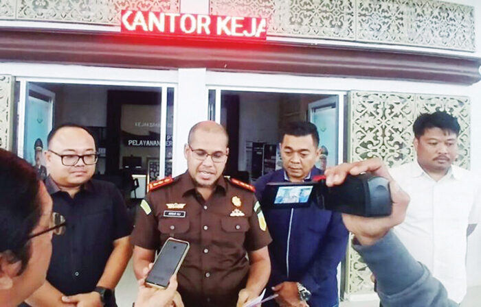 Kejari Solsel Usut Dugaan Korupsi Program Peremajaan Sawit Rakyat, Temukan Penyimpangan Dana Rp 14 Miliar lebih 1 BERIKAN KETERANGAN—Kepala Kejari Solsel, Fitriansyah Akbar saat memberikan keterangan terkait penanganan perkara dugaan korupsi program PSR pada Koperasi Talao Mandiri.