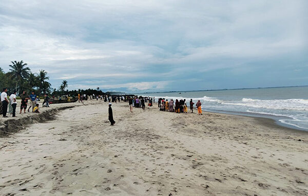 Tragis! Pelajar SMP Hilang Digulung Ombak, Temannya Selamat 1 PENCARIAN— Warga berusaha menyisiri tepi Pantai Sasak, Kecamatan Sasak Ranah Pasisia, Kabupaten Pasbar, untuk mencari pelajar SMP yang hilang digulung ombak.