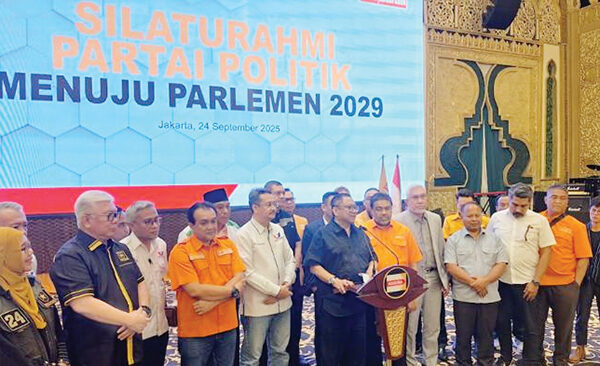 Partai Non-Parlemen Resmi Bentuk Sekber, Oso: Berdaulat untuk Kepentingan Rakyat 1 BENTUK SEKBER— Silaturahmi partai politik
non-parlemen di kediaman Ketua Umum Partai Hanura, Oesman Sapta Odang alias Oso.