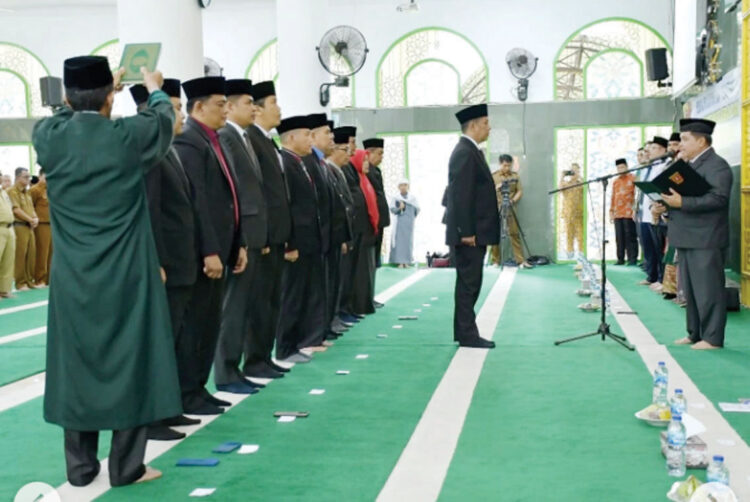 12 JPTP Pemkab Agam Dilantik, Bupati: Tidak Miliki Kinerja BagusLebih Baik Mundur! 1 ROTASI JABATAN— Pemerintah Kabupaten Agam mulai melakukan mutasi dan rotasi terhadap 12 Jabatan Pimpinan Tinggi Pratama (JPTP), di lingkungan pemerintahan daerah itu, Senin (1/9).