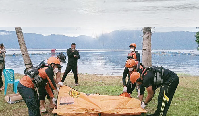 EVAKUASI—
Tim SAR Gabungan mengevakuasi jenazah nelayan yang ditemukan mengapung di Danau Maninjau.