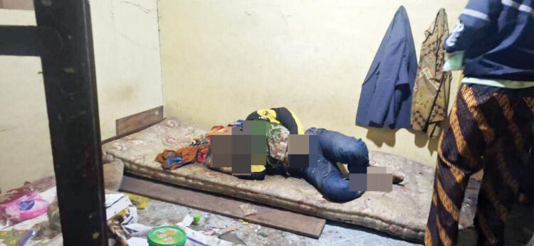 TEWAS MEMBUSUK— Kondisi jasad Darmen (75) yang ditemukan membusuk di dalam rumahnya di Kanagarian Koto Tuo, Kecamatan IV Angkek, Kabupaten Agam, Kamis (25/9).