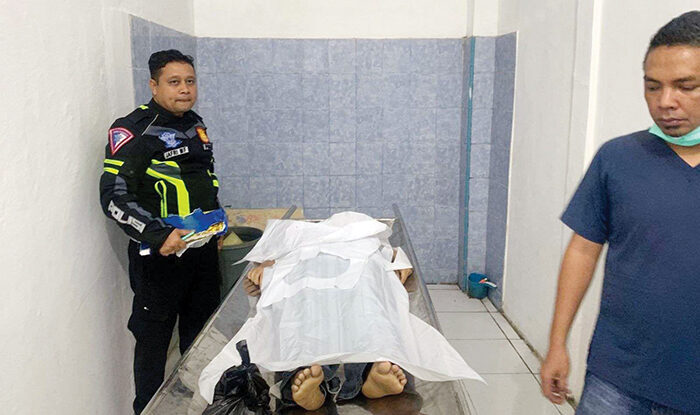 Pemotor Tewas Tertabrak Truk Tangki, Selip di Tikungan 1 TEWAS— Jenazah pengendara sepeda motor yang tewas tertabrak truk tangki dievakuasi
ke RSUD Arosuka, Kabupaten Solok.