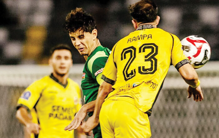 1 Gol dari Kaki Bruno, Kabau Sirah Telan Kekalahan di Gelora Bung Tomo 1 dikepung— Pemain Persebaya Surabaya, Bruno Moreira, saat dikepung pemain Semen Padang di Stadion Gelora Bung Tomo, Surabaya, Jumat (19/9). Laga ini merupakan pekan ke-6 Super League 2025/2026.