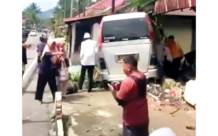 Pecah Ban, Bus Sinamar Tabrak Rumah, Sopir dan 5 Penumpang Terluka 1 TABRAK RUMAH— Kondisi Bus Sinamar yang menabrak rumah warga di Kampung Apar Kandang Ampek, Kecamatan 2 ×11 Kayu Tanam, Kabupaten Padangpariaman.