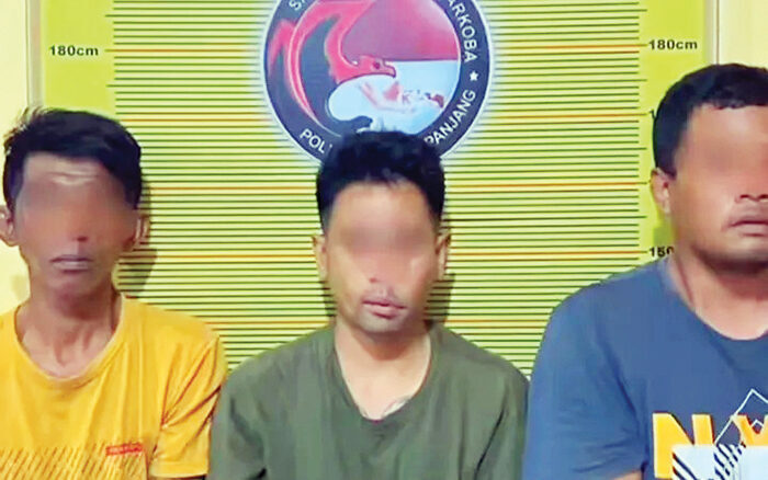 PESTA SABU— Tiga pelaku yang kedapatan pesta sabu ditangkap Tim Satresnarkoba Polres Padangpanjang.
