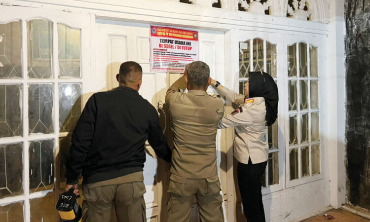 Langgar Jam Operasional, Tempat Hiburan Malam Ditutup Permanen, 7 Wanita Pemandu Karaoke Dikirim ke Andam Dewi 1 DITUTUP— Satgas Penegak Perda Kota Payakumbuh menyegel tempat hiburan malam yang melanggar jam batas operasional.