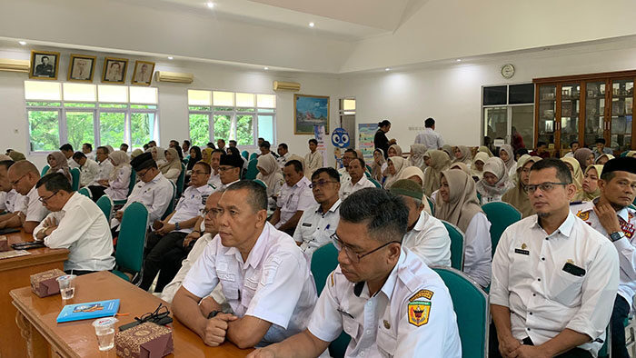 Tanah Datar Gelar Rakor Kearsipan Digital, Dorong Pemerintahan yang Efektif dan Efisien 1 RAKOR KEARSIPAN DIGITAL— Pemkab menggelar Rakor Kearsipan dengan tema “Implementasi Kearsipan Digital untuk Pemerintahan yang Berdayaguna Kemajuan Ilmu Pengetahuan dan Budaya Bangsa”, di Aula Kantor Bupati Tanah Datar, Rabu (3/9).