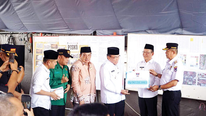 552 Pedagang Kehilangan Tempat Berdagang, Pemko Serahkan Bantuan Rp182 Juta untuk Korban Kebakaran di Payakumbuh 1 SERAHKAN BANTUAN— Wakil Wali Kota Padang Maigus Nasir, menyerahkan bantuan senilai Rp182.235.500, bagi para pedagang Pasar Kota Payakumbuh yang terdampak kebakaran. Bantuan diterima Wako Payakumbuh Zulmaeta dan Wawawako Elzadaswarman di Posko Kebakaran di depan Pasar Payakumbuh, Rabu (3/9).