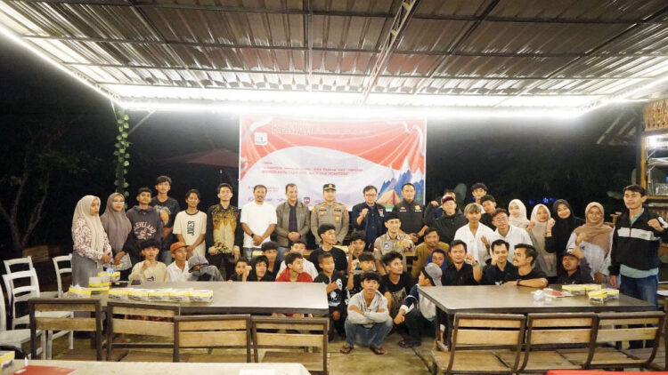 Pemko Dukung Rumah Aktivis Sejahtera Rangkul Remaja Geng Tawuran 1 PELATIHAN KHUSUS— Kepala Dinas Pendidikan Sumbar Habibul Fuadi, Kepala Satpol PP Kota Padang, Chandra Eka Putra, menghadiri kegiatan Perkemahan Kebangsaan Wilayah Pertahanan Idiologi Sarikat Islam Sumatera Barat, yang digelar Rumah Aktivis Sejahtera, di Sangrila Outbound Camp, Sungai Lareh, Kecamatan Koto Tangah, Sabtu (6/9) malam.