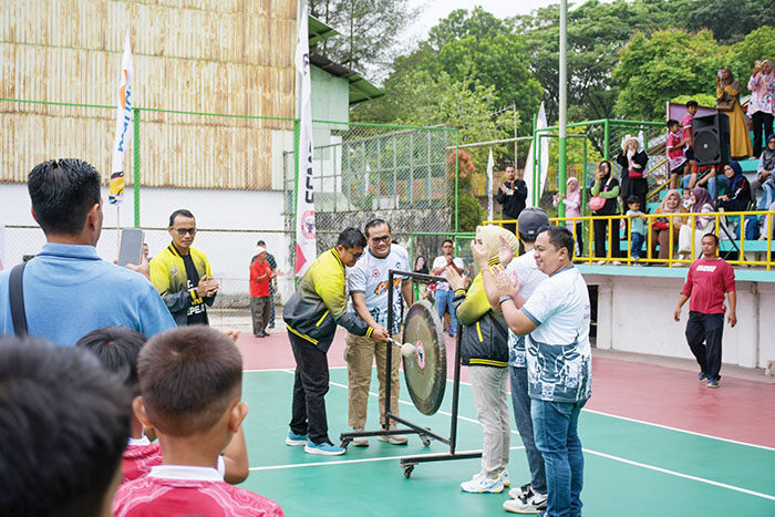 130 Atlet Muda Ramaikan Kejurnas Tenis Junior TDP Semen Padang 2025 1 KEJURNAS TENIS— Direktur Keuangan PT Semen Padang, Iskandar Z. Lubis membuka Kejurnas Junior TDP Semen Padang Tennis Tournament 2025, yang diikuti 130 atlet dari berbagai daerah di Pulau Sumatera, Jumat (5/9), di Lapangan Outdoor PT Semen Padang.