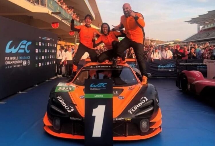 ANGKAT TROFI— Sean Gelael bersama tim United Autosport 95 mengangkat trofi di FIA WEC Lone Star Le Mans di Austin, Amerika Serikat.