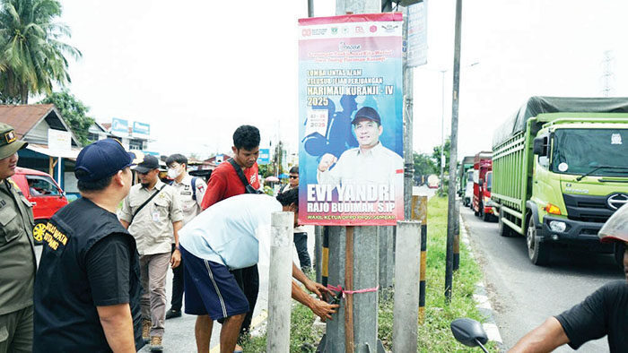 PENERTIBAN IKLAN LIAR— Tim gabungan Badan Pendapatan Daerah (Bapenda) dan Satuan Polisi Pamong Praja (Satpol PP) Kota Padang, melakukan penertiban dan mencopot sejumlah spanduk, baliho, dan papan nama usaha yang tidak teratur dan merusak estetika kota.