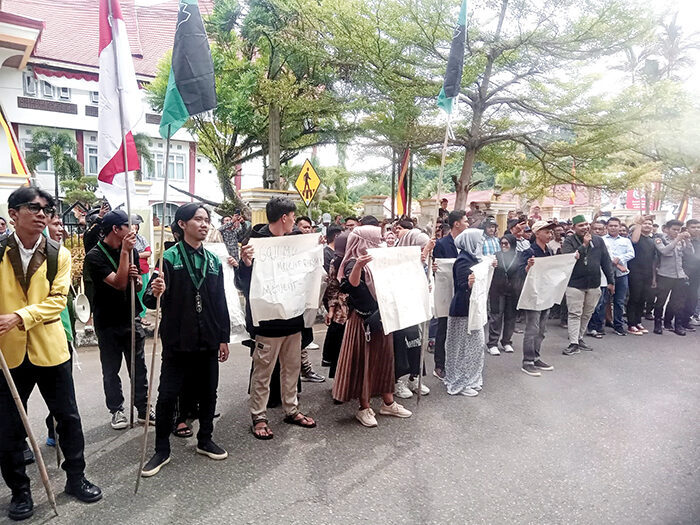 AKSI DAMAI— Puluhan mahasiswa yang tergabung dalam Himpunan Mahasiswa Islam (HMI) Cabang Pesisir Selatan bersama BEM Pesisir Selatan menggelar aksi damai di depan kantor DPRD Pessel, Senin (1/9).